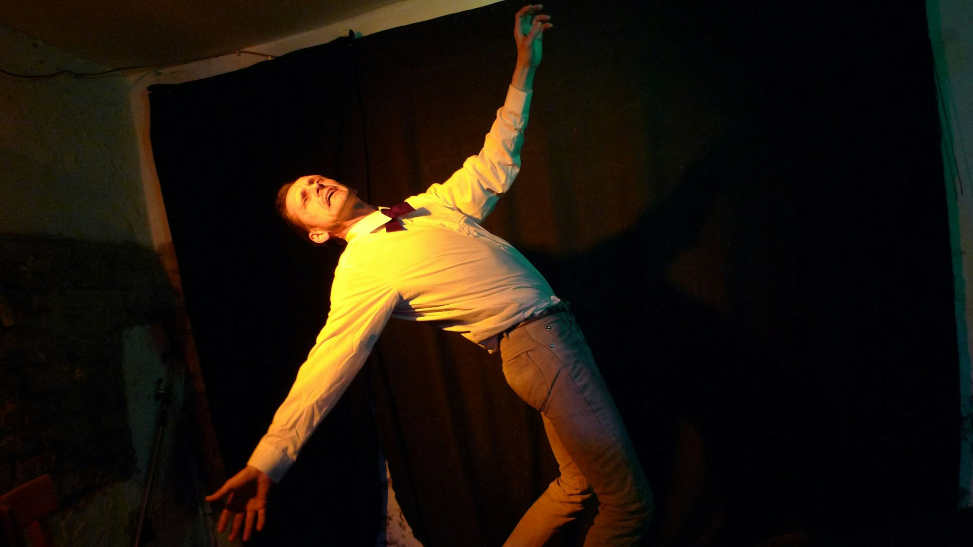 Die Stücke des „spoken dance squad“ kombinieren Erzählung von Thomas Krutmann mit Tanz von Volker Wurth und elektronischer Musik von Manuel Schroeder.