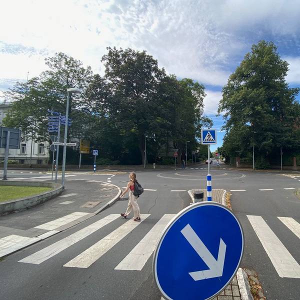 Zu sehen ist der Kreisverkehr an der Kaiserstraße in Brühl.