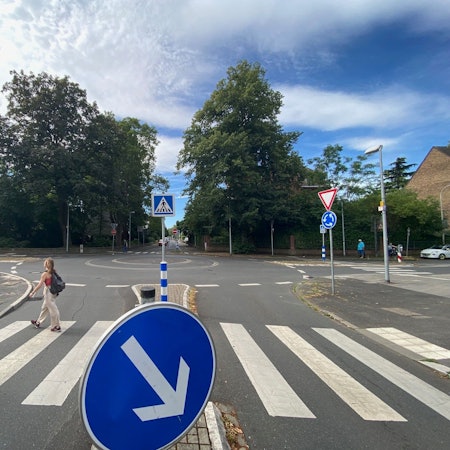 Zu sehen ist der Kreisverkehr an der Kaiserstraße in Brühl.