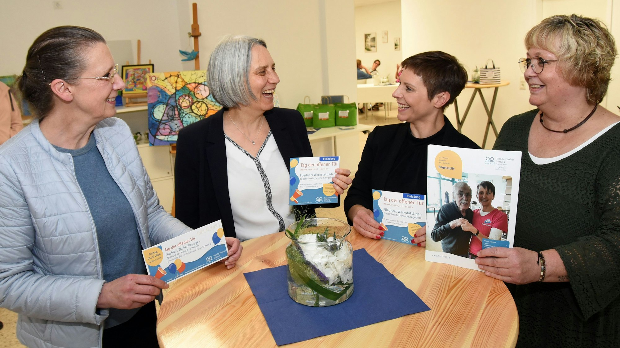Eröffnung der Sozialberatung der Theodor-Fliedner-Stiftung in der Weiher-Passage in Wiehl, mit (von links) Sabine Halfen und Claudia Ott vom Vorstand der Stiftung sowie daneben Nora Sunderbrink als Teamleiterin Zentrales Belegungs- und Beratungsmanagement sowie ganz rechts Sandra Quast als Leiterin und Ansprechpartnerin in der neuen Beratungsstelle in der Weiher Passage.