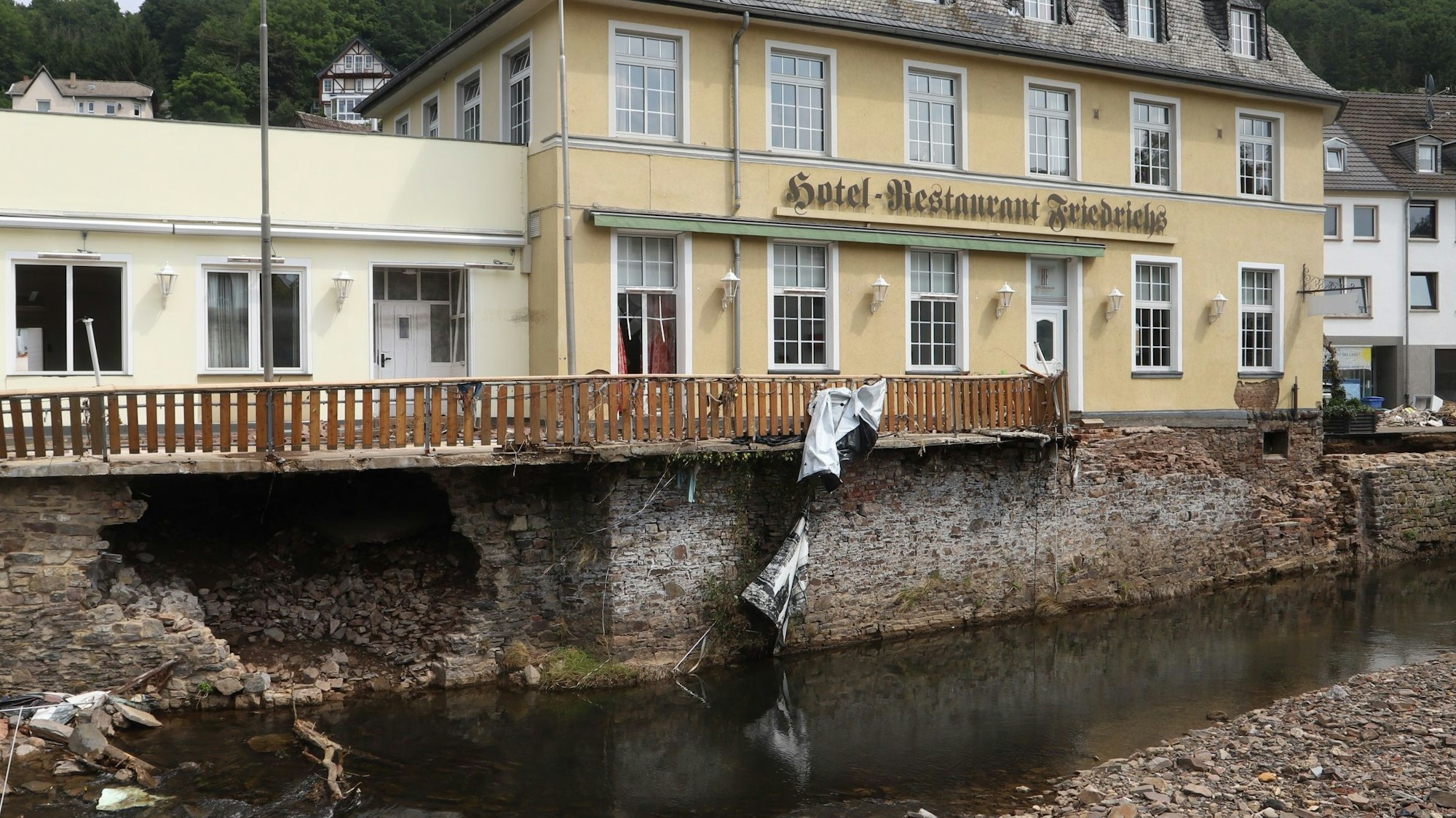 Unterhalb des Hotel Friedrichs ist das Loch in der Ufermauer zu sehen, das die Wassermassen in der Flutnacht im Juli 2021 gerissen haben.