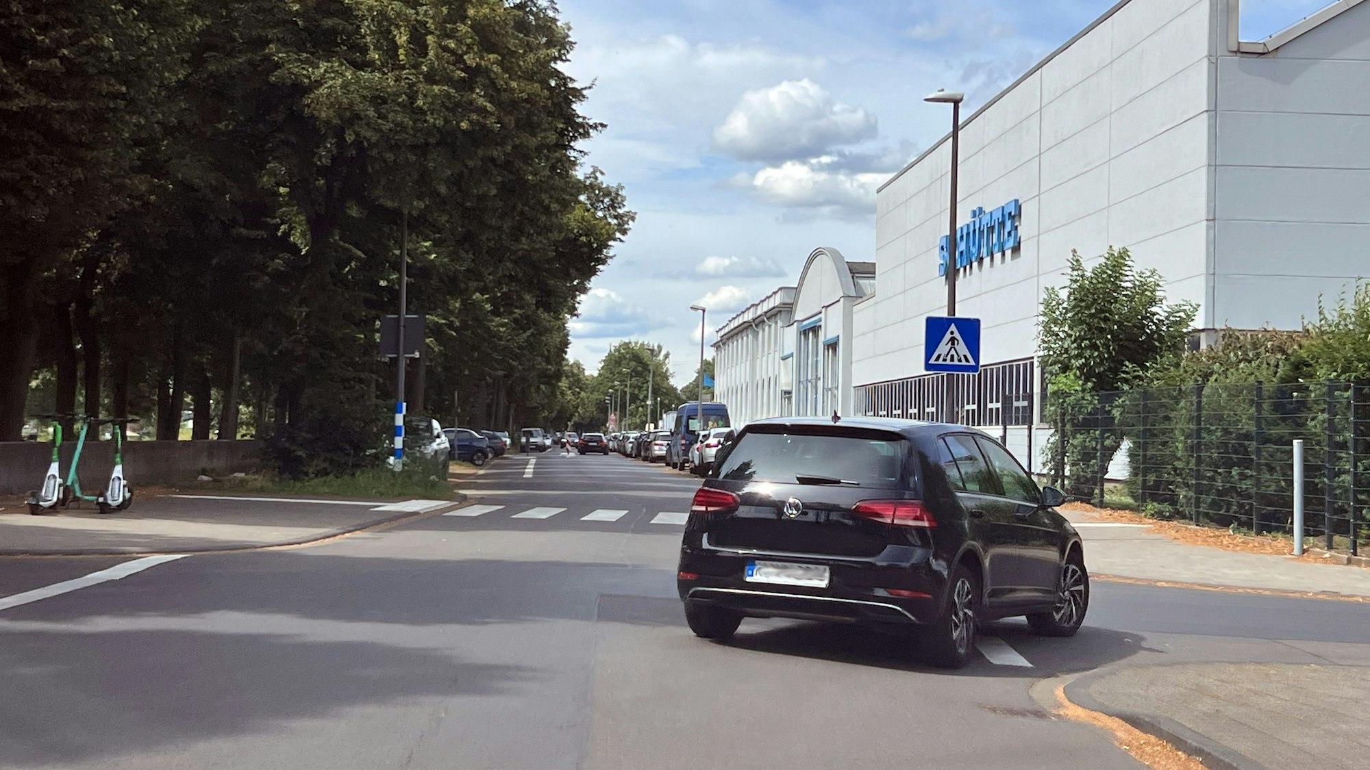 Eine temporäre Sperrung der Alfred-Schütte-Allee in Köln-Poll ab dem Zebrastreifen auf Höhe der Müllergasse fordert die Porzer Politik.