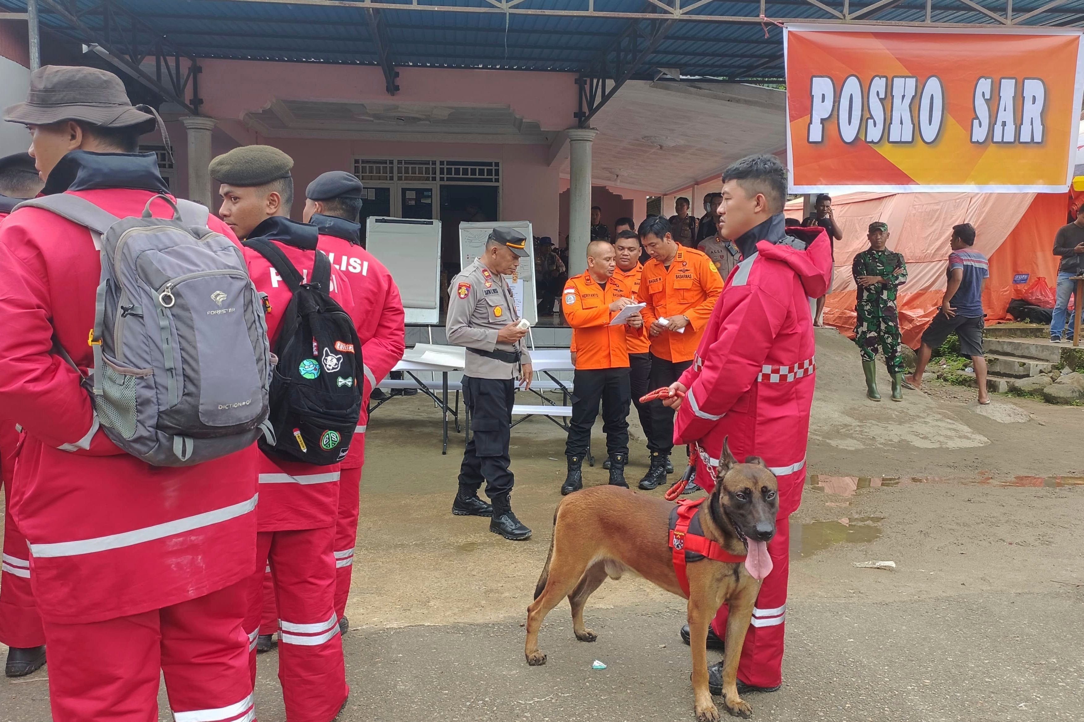 Indonesische Rettungskräfte bereiten sich auf den Einsatz an der Stelle des Erdrutsches vor.