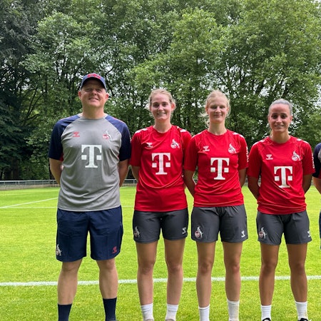 FC-Trainer Daniel Weber mit den Neuzugängen Taylor Ziemer (v. links), Anna-Lena Stolze, und Vanessa Leimenstoll sowie seiner neuen Co-Trainerin Jacqueline Dünker