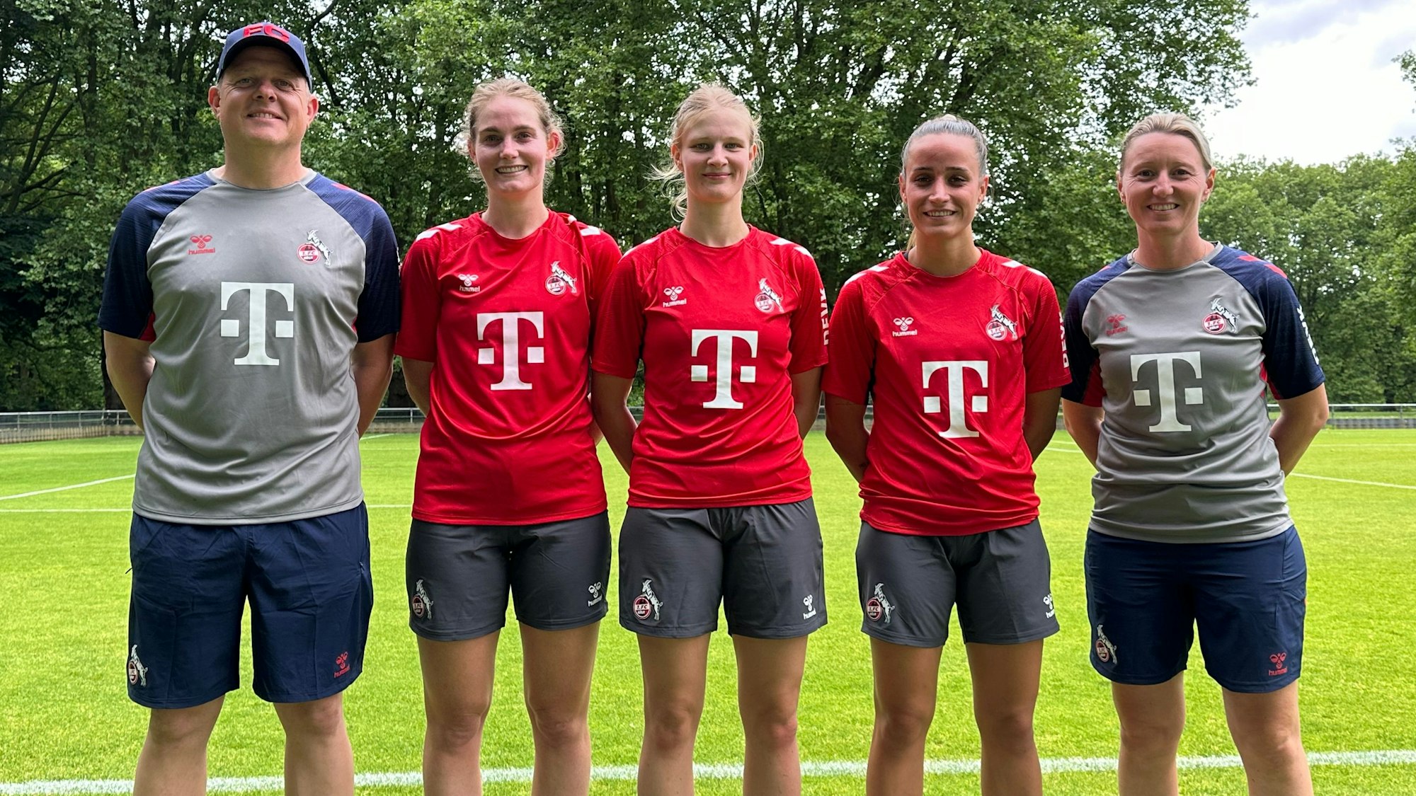FC-Trainer Daniel Weber mit den Neuzugängen Taylor Ziemer (v. links), Anna-Lena Stolze, und Vanessa Leimenstoll sowie seiner neuen Co-Trainerin Jacqueline Dünker