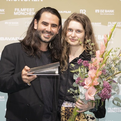 Justine Bauer und Semih Korhan Güner mit dem Preis für „Beste Produktion“ beim 41. Münchener Filmfest