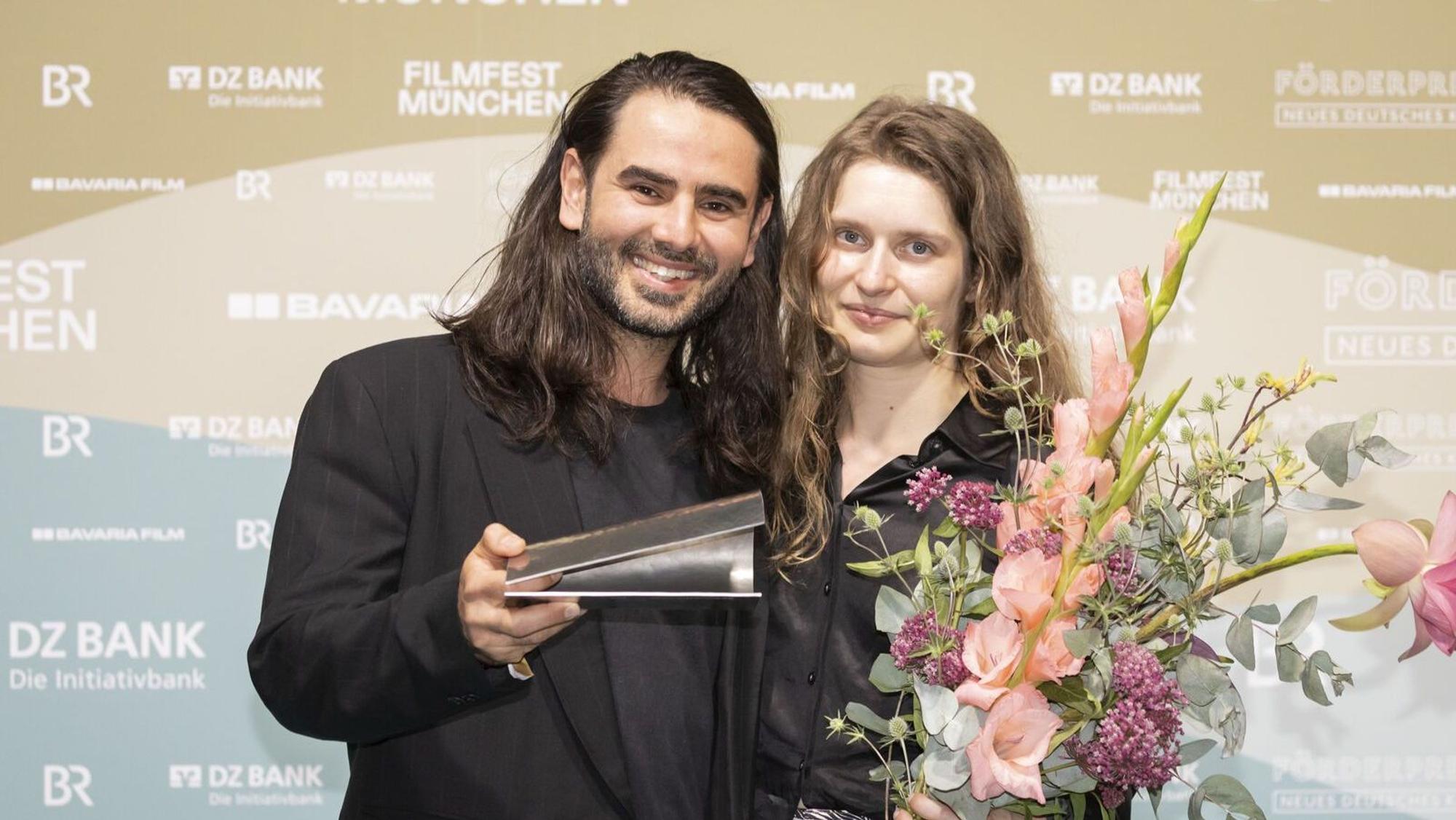 Justine Bauer und Semih Korhan Güner mit dem Preis für „Beste Produktion“ beim 41. Münchener Filmfest
