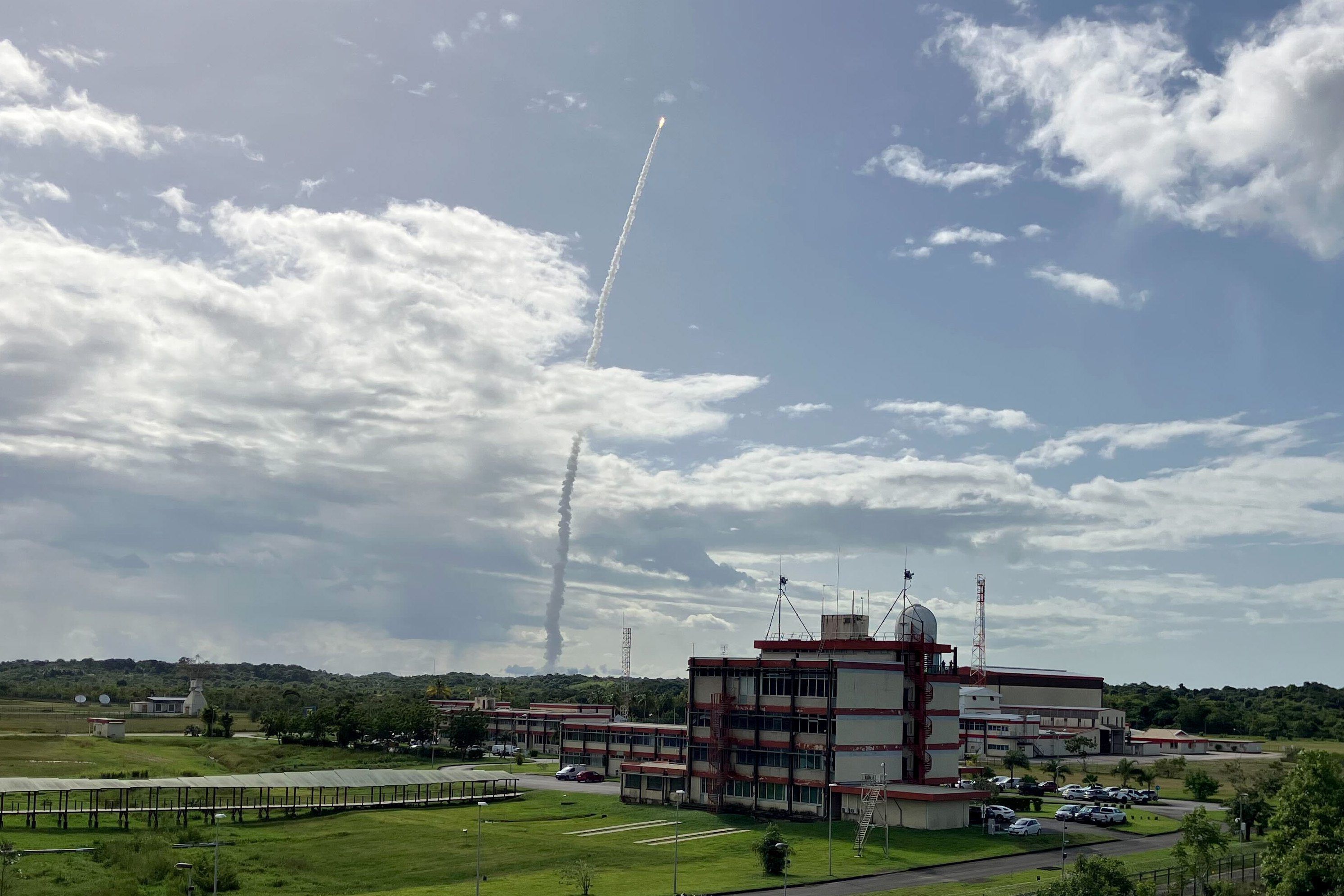 Die neue europäische Trägerrakete Ariane 6 startet am europäischen Weltraumbahnhof in Kourou in Französisch-Guayana erstmals in den Weltraum.