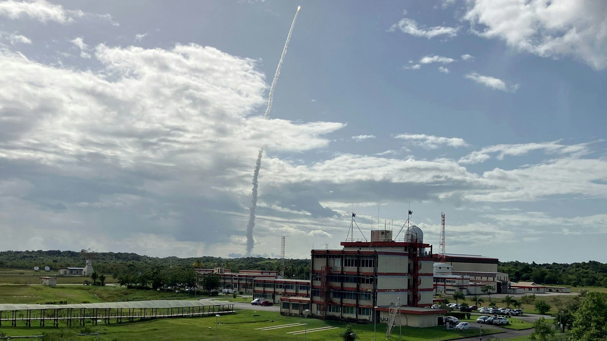 Die neue europäische Trägerrakete Ariane 6 startet am europäischen Weltraumbahnhof in Kourou in Französisch-Guayana erstmals in den Weltraum.