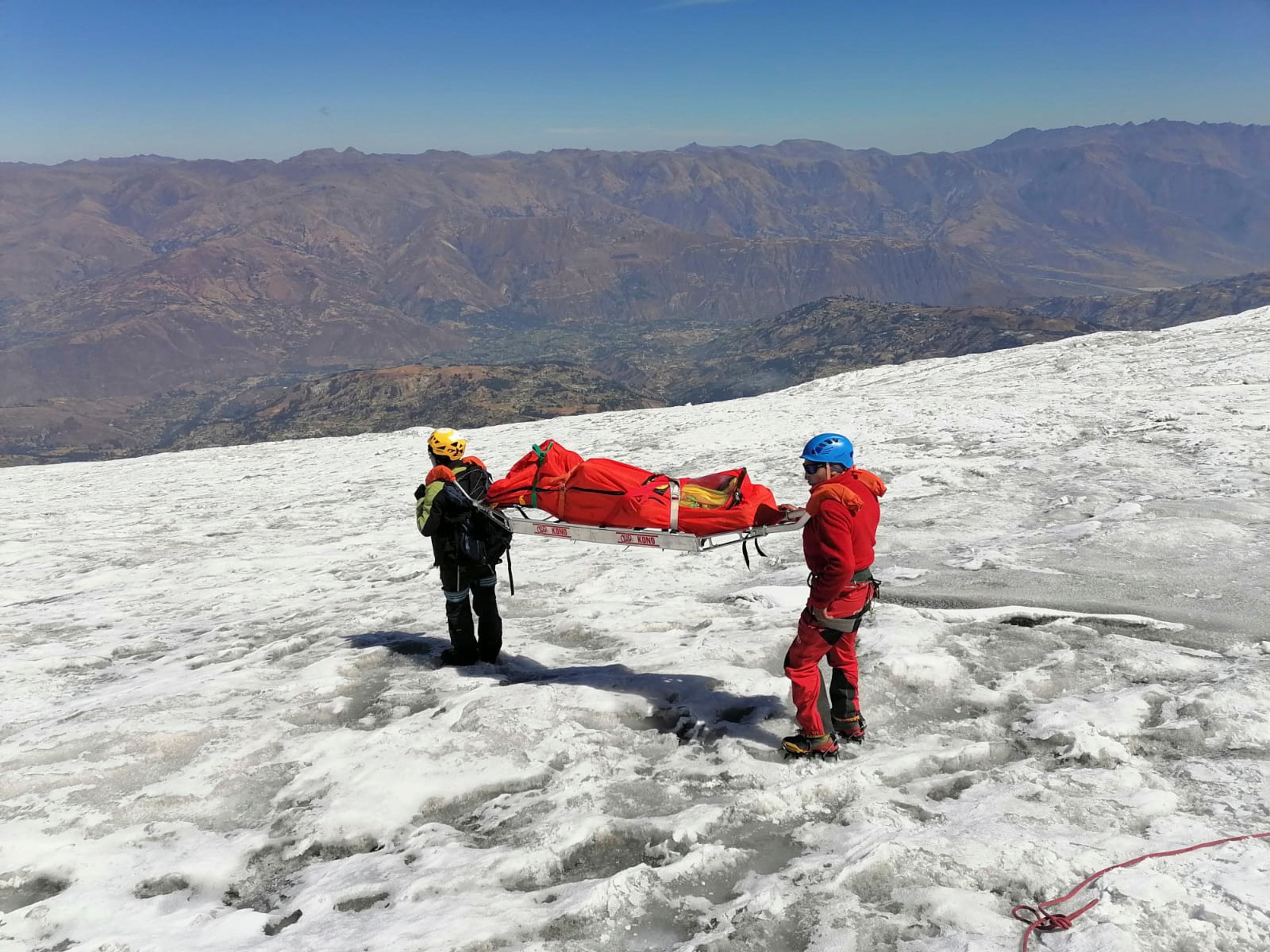 Die Leiche des Bergsteigers wird abtransportiert