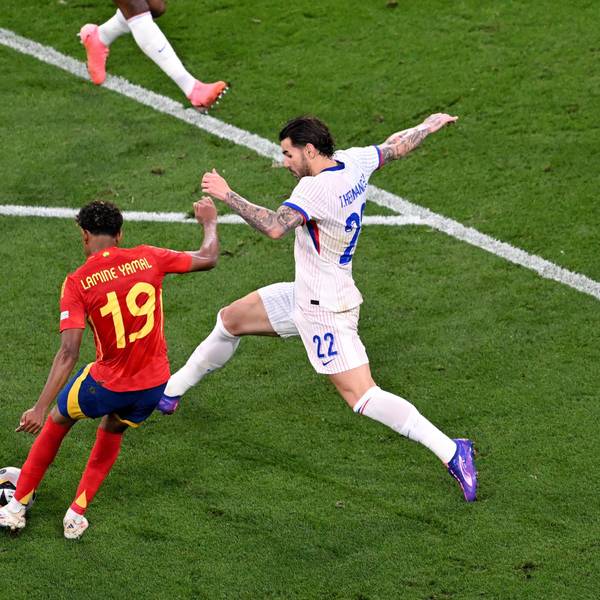 Spaniens Lamine Yamal (l) kommt gegen Frankreichs Theo Hernandez zum Abschluss.