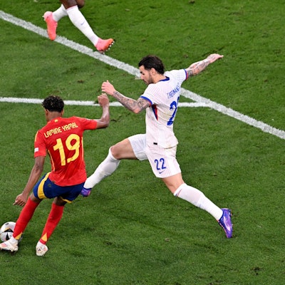 Spaniens Lamine Yamal (l) kommt gegen Frankreichs Theo Hernandez zum Abschluss.