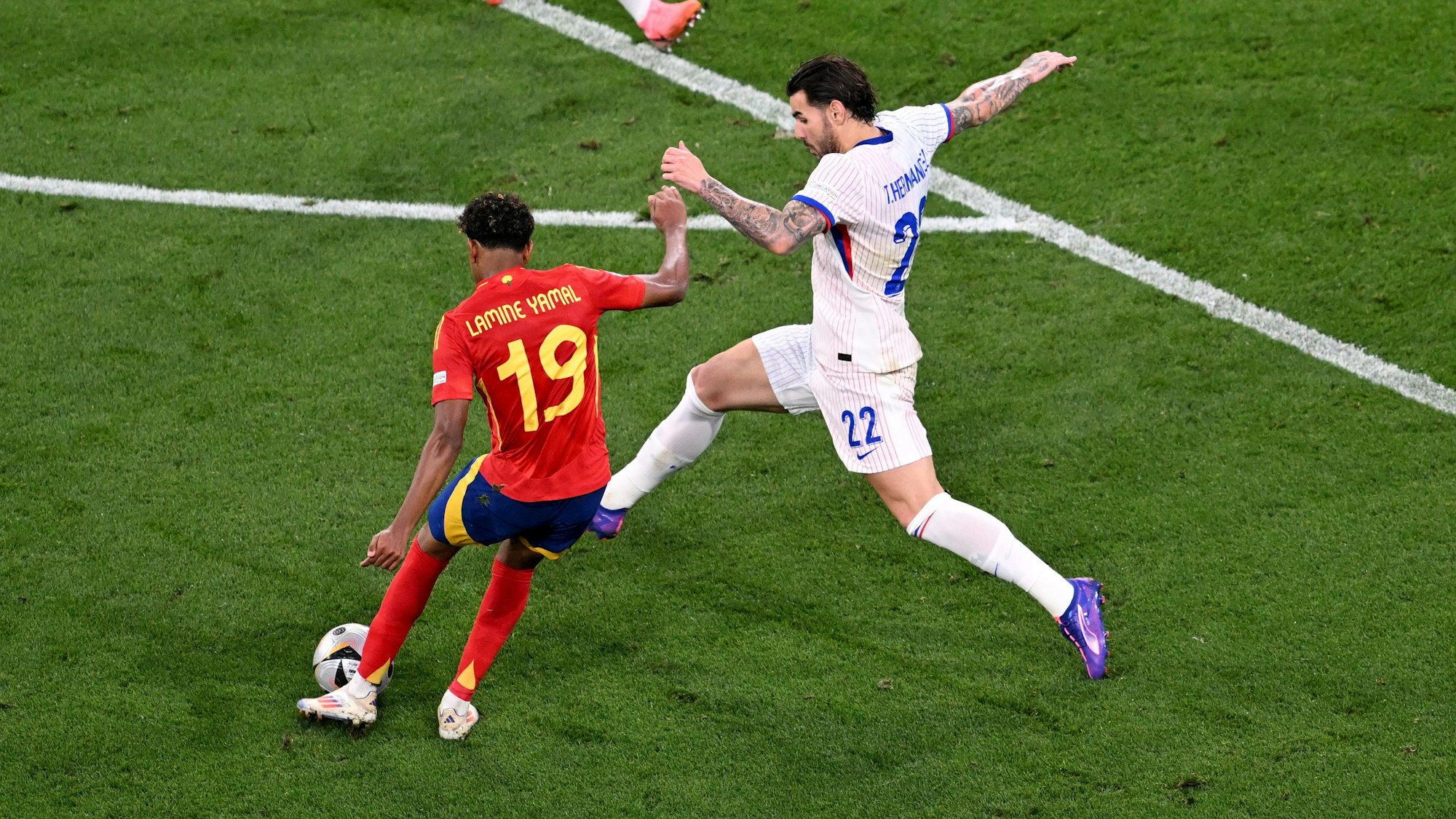 Spaniens Lamine Yamal (l) kommt gegen Frankreichs Theo Hernandez zum Abschluss.
