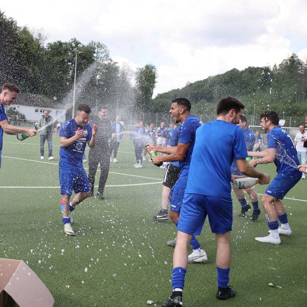Jubelszenen auf einem Fußballplatz