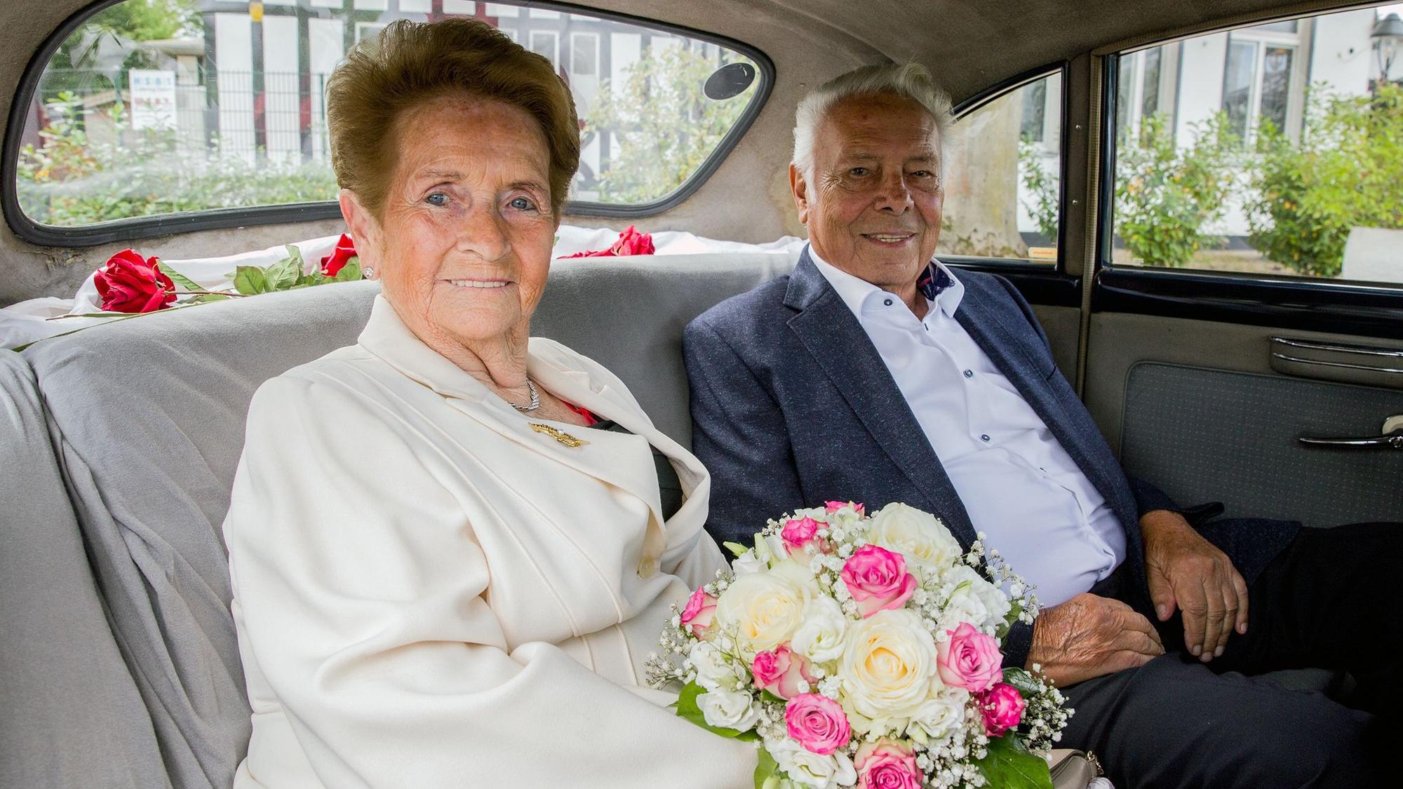 Das Ehepaar Stettendorf sitzt im Oldtimer.