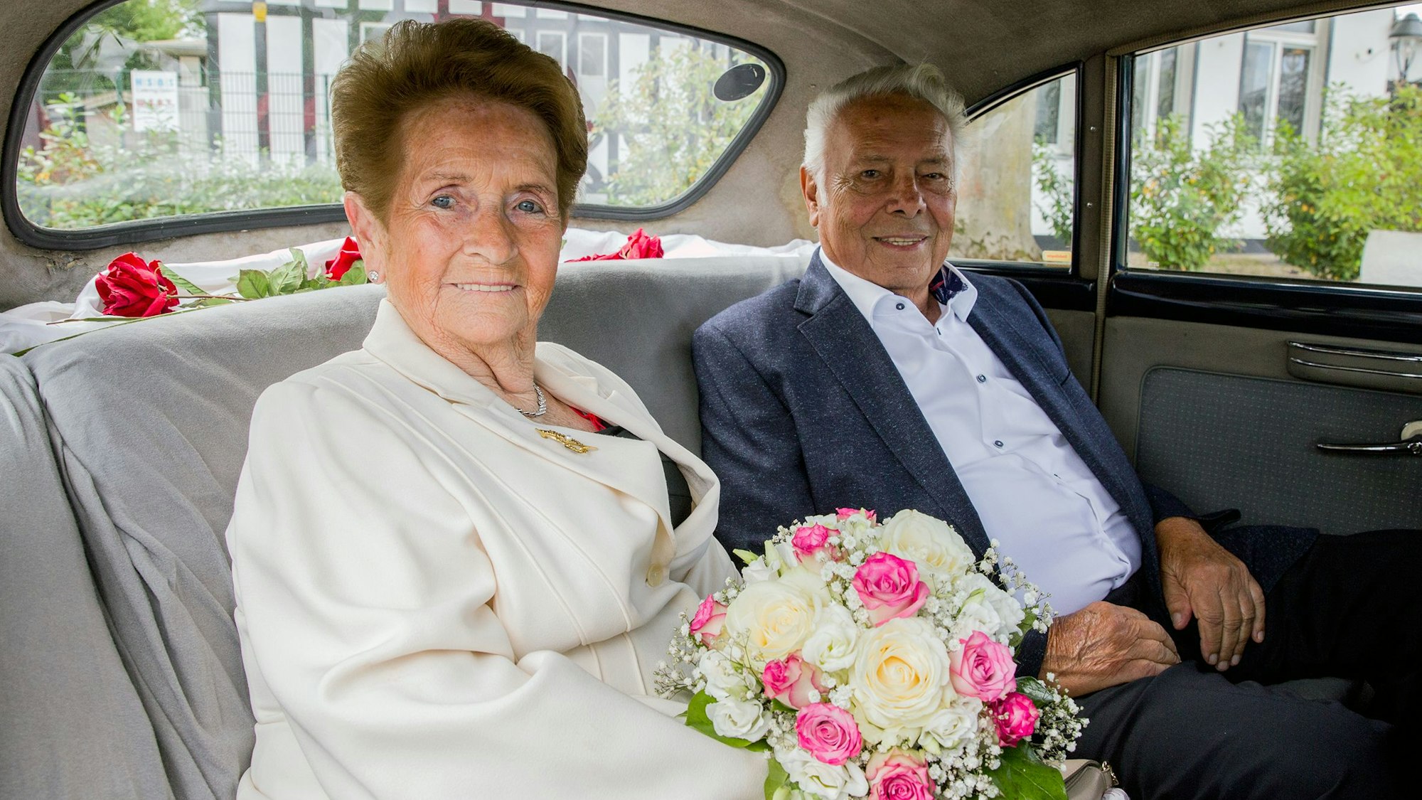 Das Ehepaar Stettendorf sitzt im Oldtimer.