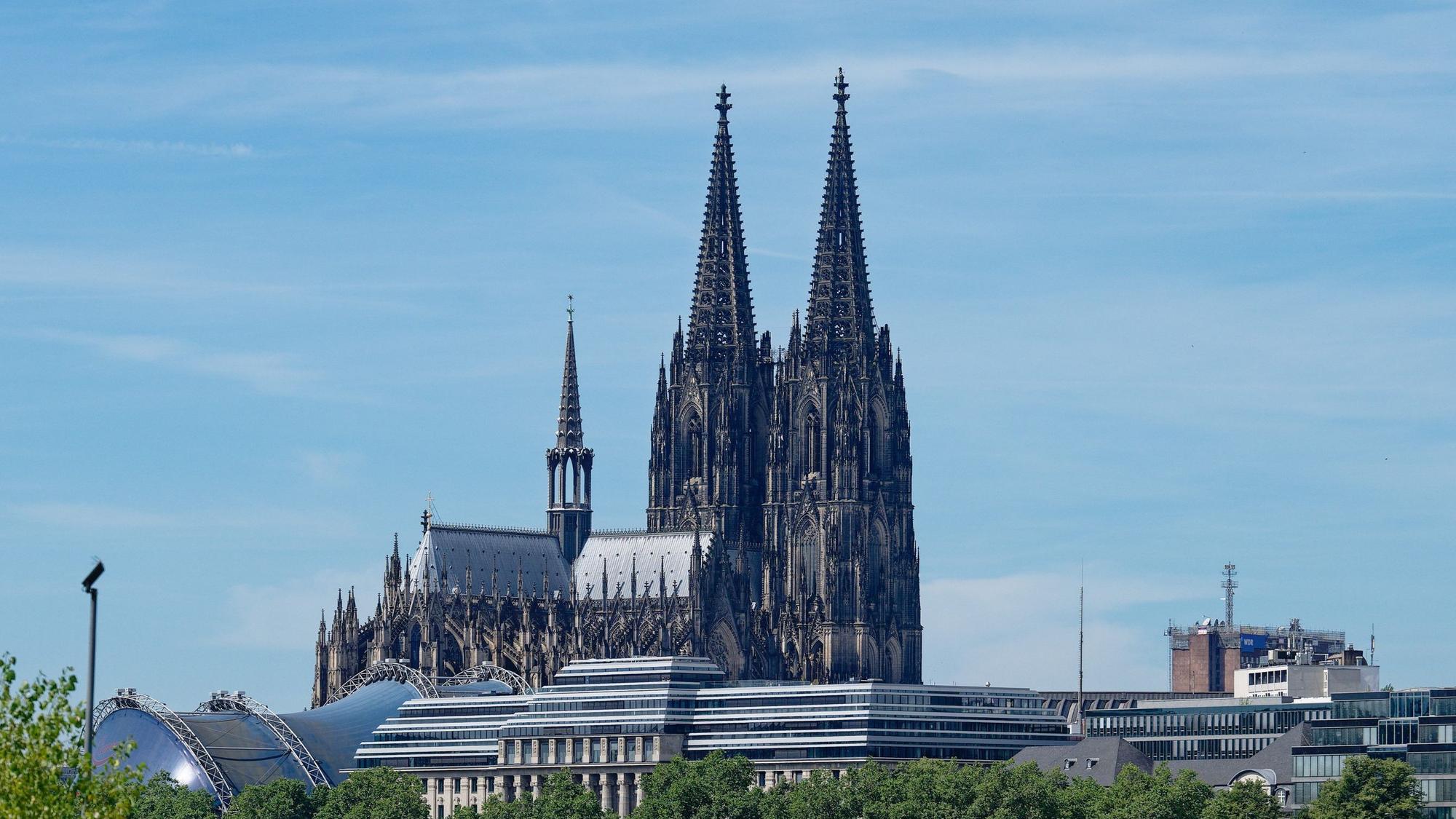 Der Kölner Dom überragt in Köln alles. (Symbolbild)