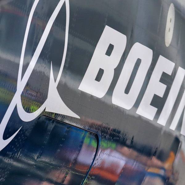 Das Boeing-Logo ist auf einem Flugzeug abgebildet.