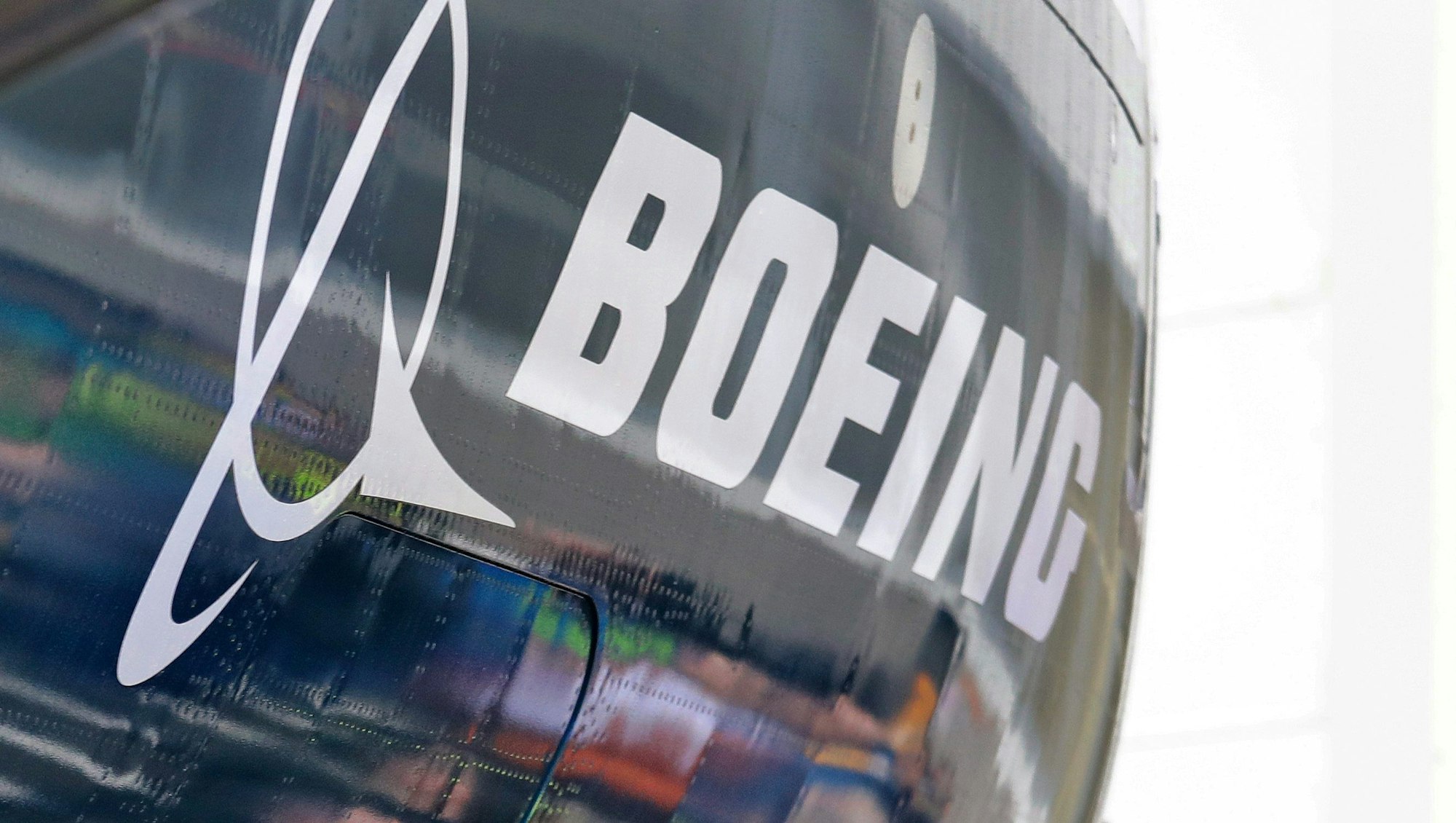 Das Boeing-Logo ist auf einem Flugzeug abgebildet.