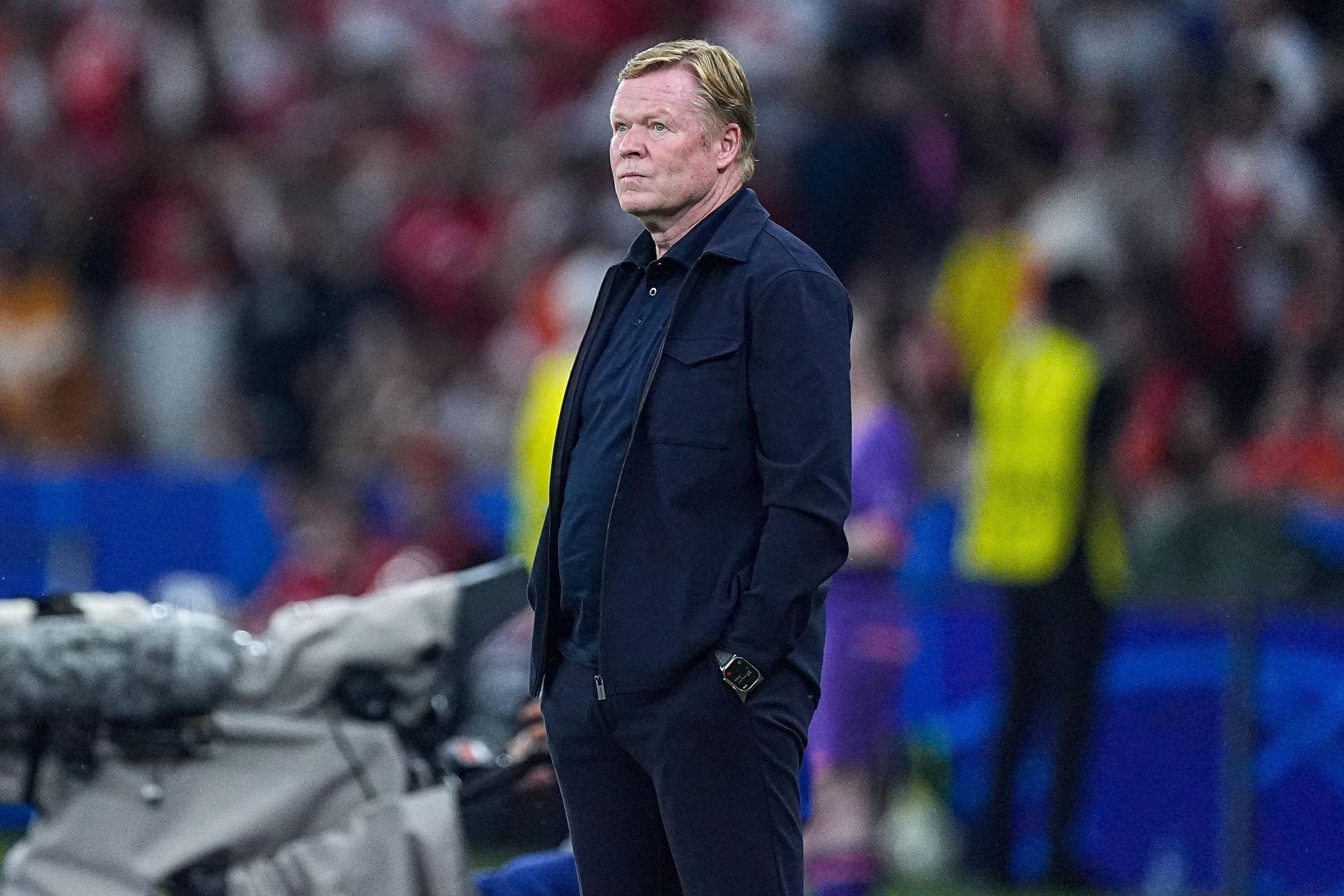 Die Pressekonferenz der Niederlande vor dem Halbfinale gegen England fällt Unwägbarkeiten bei der Anreise zum Opfer. Trainer Ronald Koeman dürfte nicht begeistert sein.