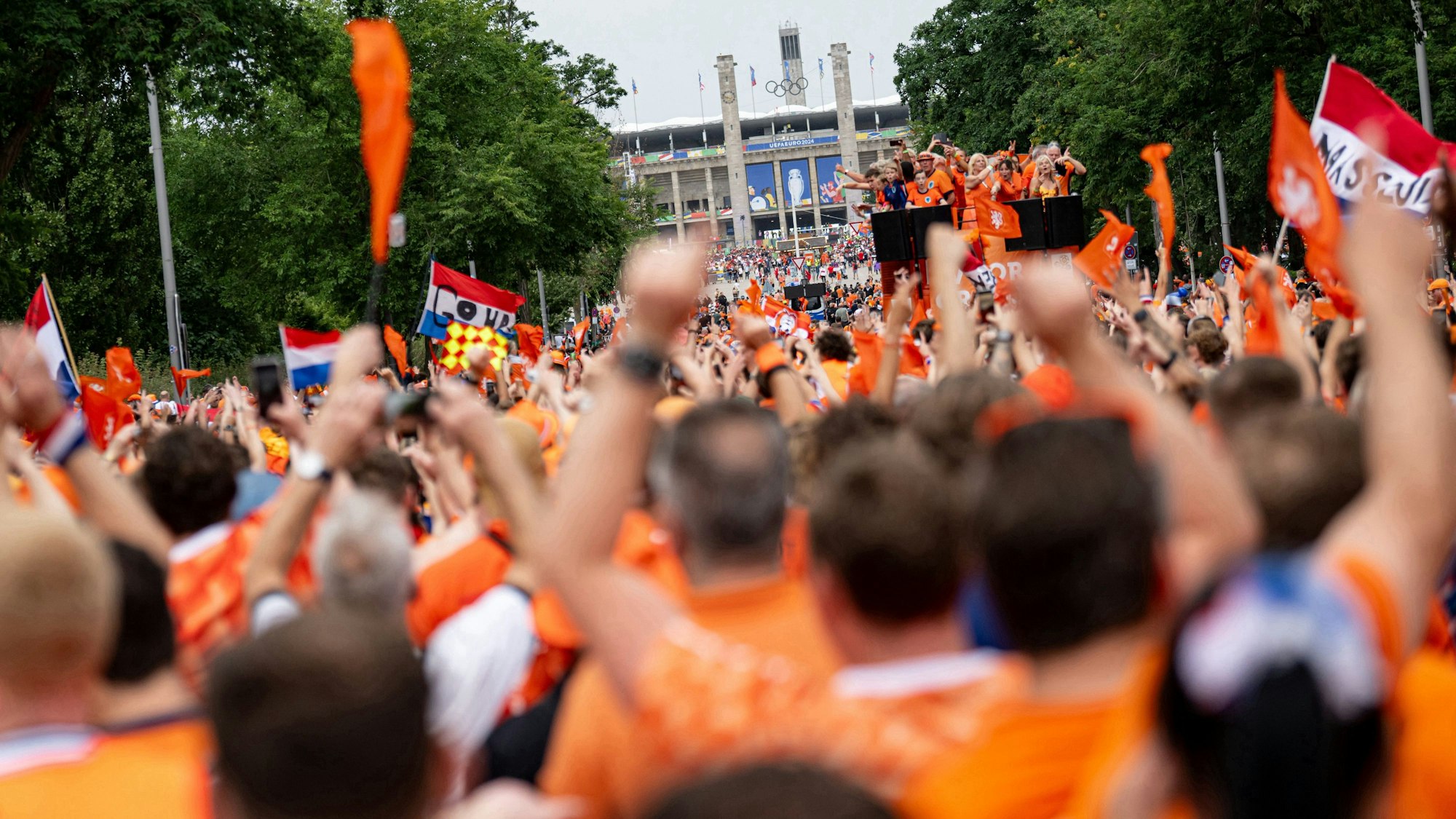 Fans der niederländischen Nationalmannschaft nehmen an einem Fanwalk in Berlin teil, der auch in München vor dem Spiel gegen England wieder gefeiert werden soll.