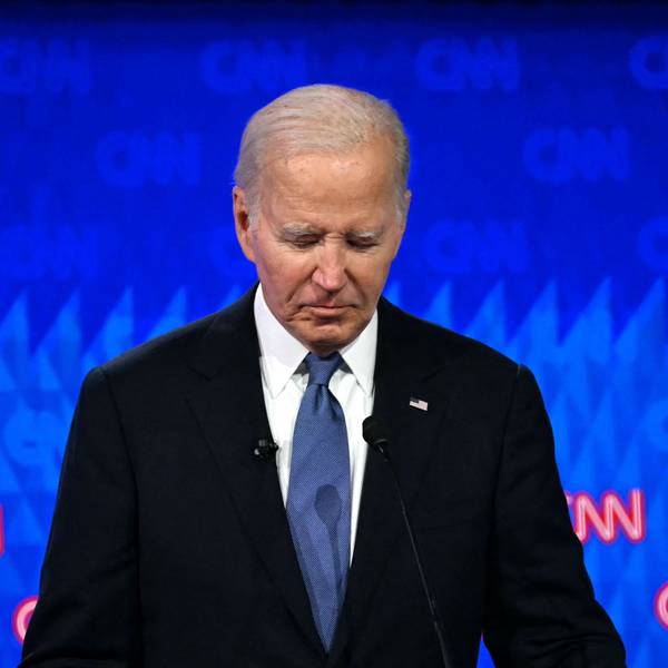 US-Präsident Joe Biden sieht herab