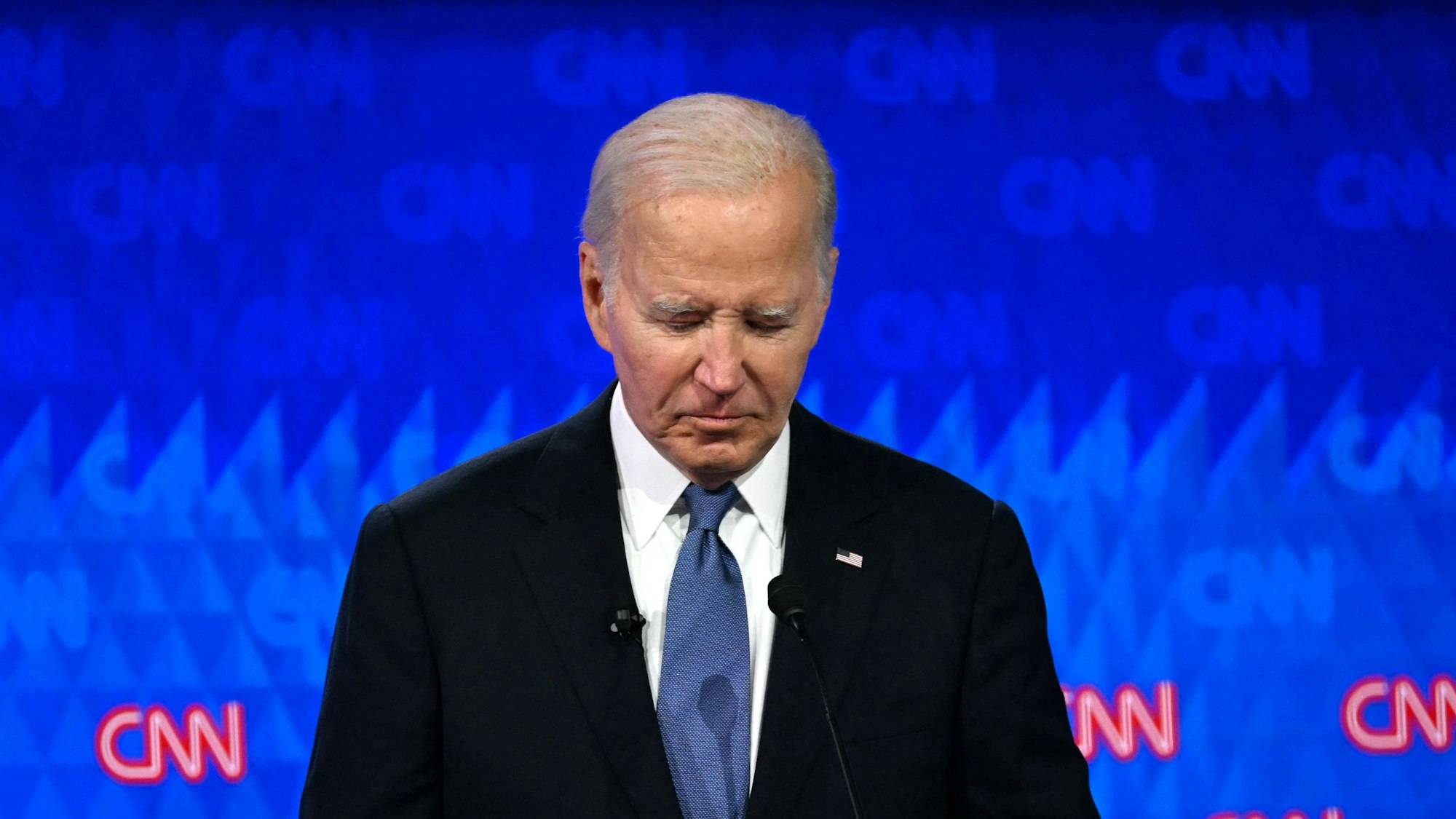 US-Präsident Joe Biden sieht herab