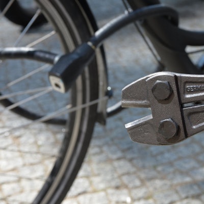 Das Bild zeigt einen Bolzenschneider an einem Fahrrad.