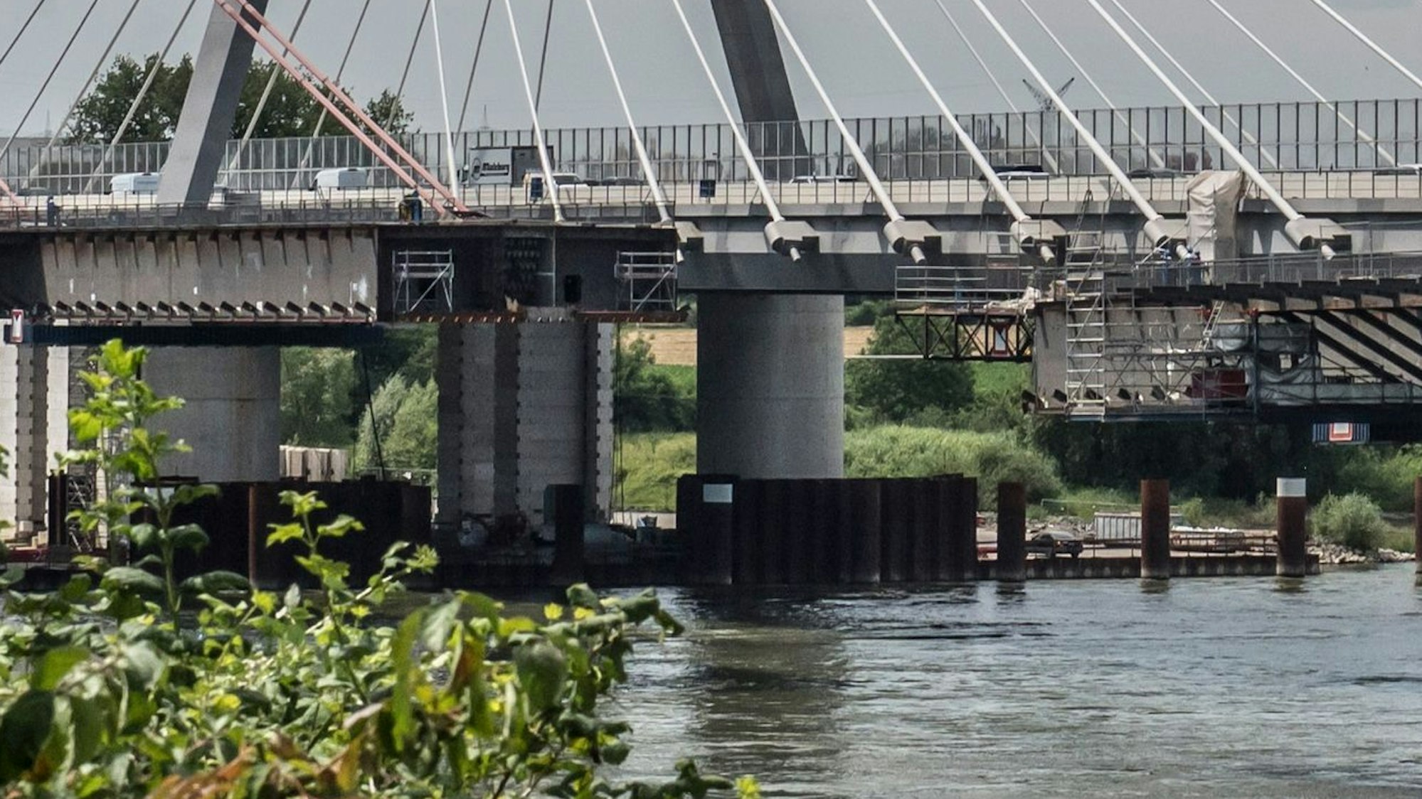 Die ersten Tragseile an der alten Leverkusener Brücke sind entfernt worden.