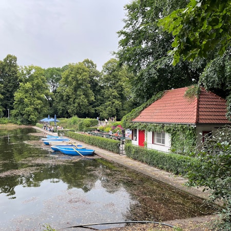 Das Häuschen am Ufer des Weihers im Blücherpark verleiht auch Boote.