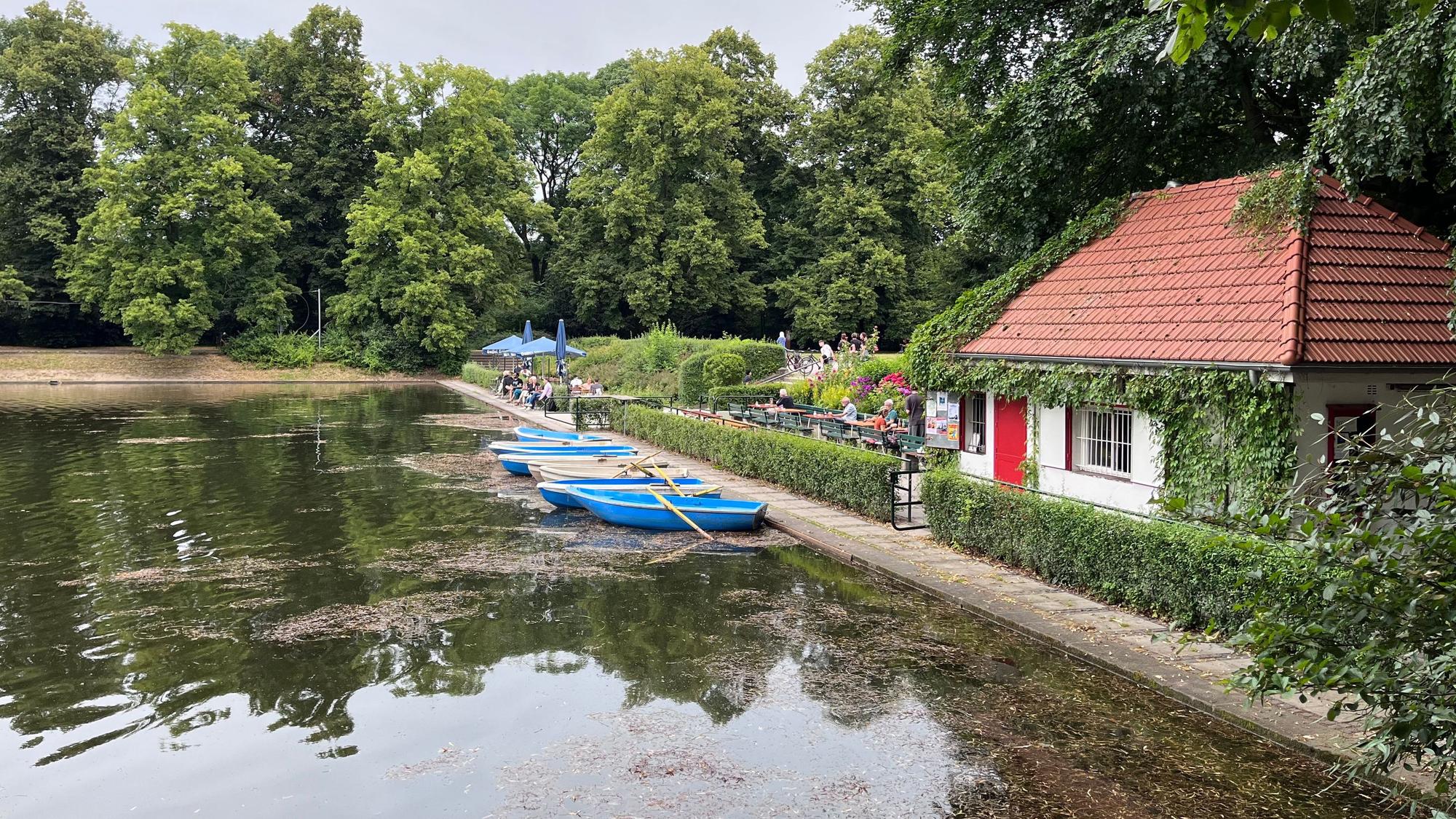 Das Häuschen am Ufer des Weihers im Blücherpark verleiht auch Boote.