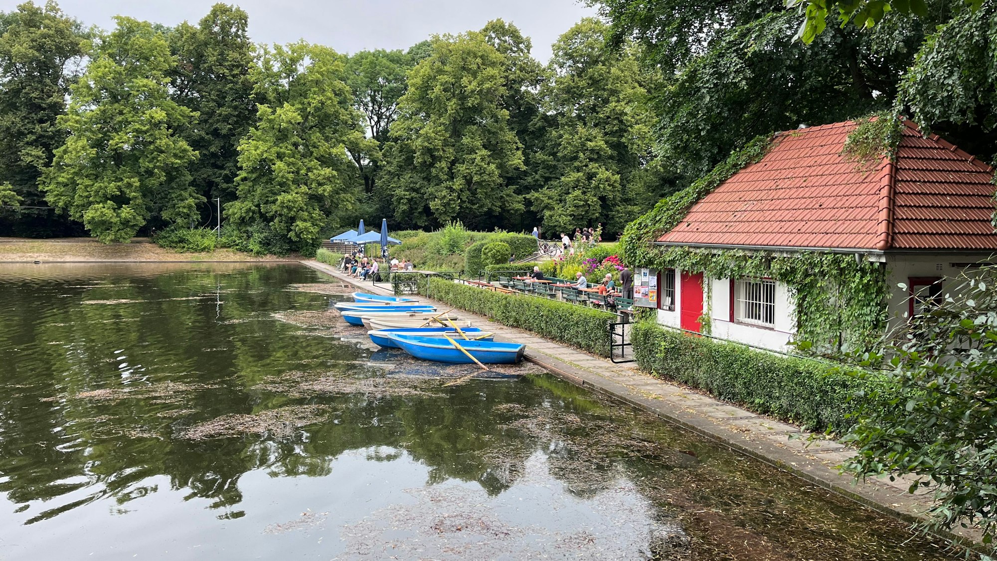 Das Häuschen am Ufer des Weihers im Blücherpark verleiht auch Boote.
