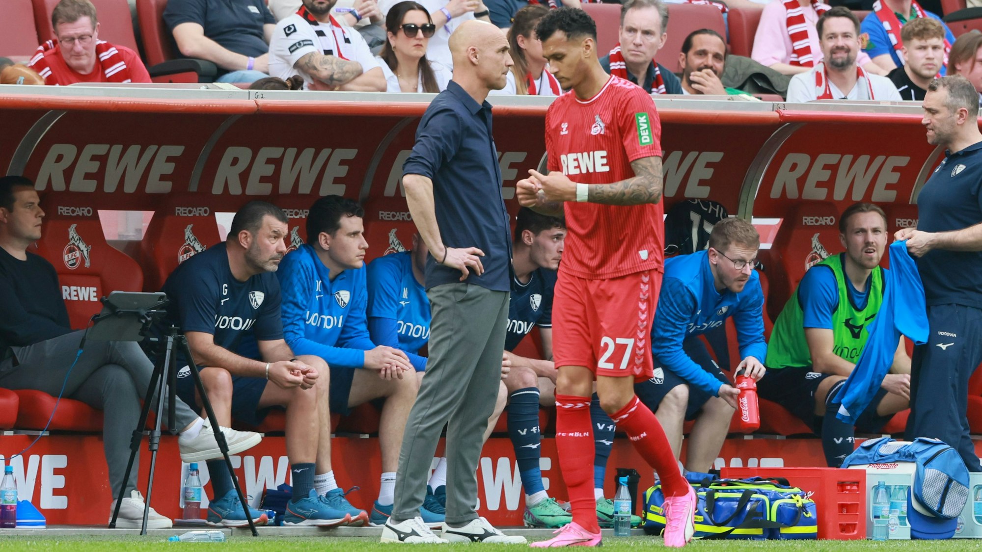 Davie Selke wird beim Spiel des 1. FC Köln gegen den VfL Bochum im Rhein-Energie-Stadion ausgewechselt. Der Stürmer hatte sich zuvor verletzt.
