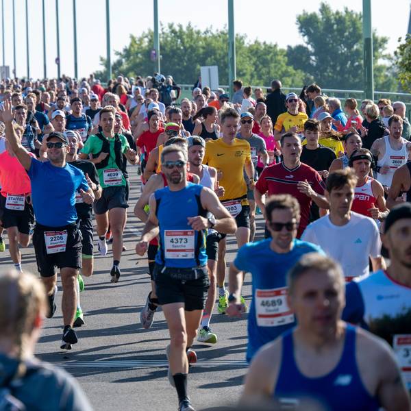 01.10.2023, Köln: Der erste Kilometer führt über die Deutzer Brücke. 25. Köln-Marathon. Der Lauf ist dieses Jahr gleichzeitig der Wettbewerb um die Deutsche Marathonmeisterschaften. Foto: Uwe Weiser