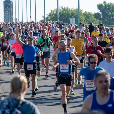 01.10.2023, Köln: Der erste Kilometer führt über die Deutzer Brücke. 25. Köln-Marathon. Der Lauf ist dieses Jahr gleichzeitig der Wettbewerb um die Deutsche Marathonmeisterschaften. Foto: Uwe Weiser