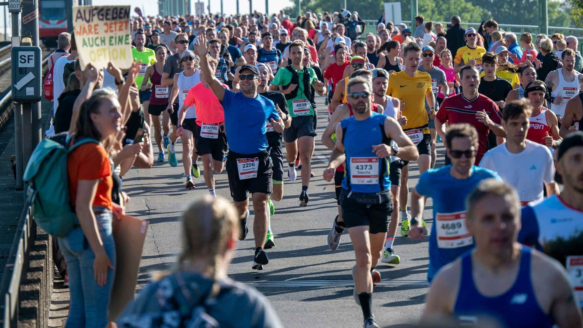 01.10.2023, Köln: Der erste Kilometer führt über die Deutzer Brücke. 25. Köln-Marathon. Der Lauf ist dieses Jahr gleichzeitig der Wettbewerb um die Deutsche Marathonmeisterschaften. Foto: Uwe Weiser