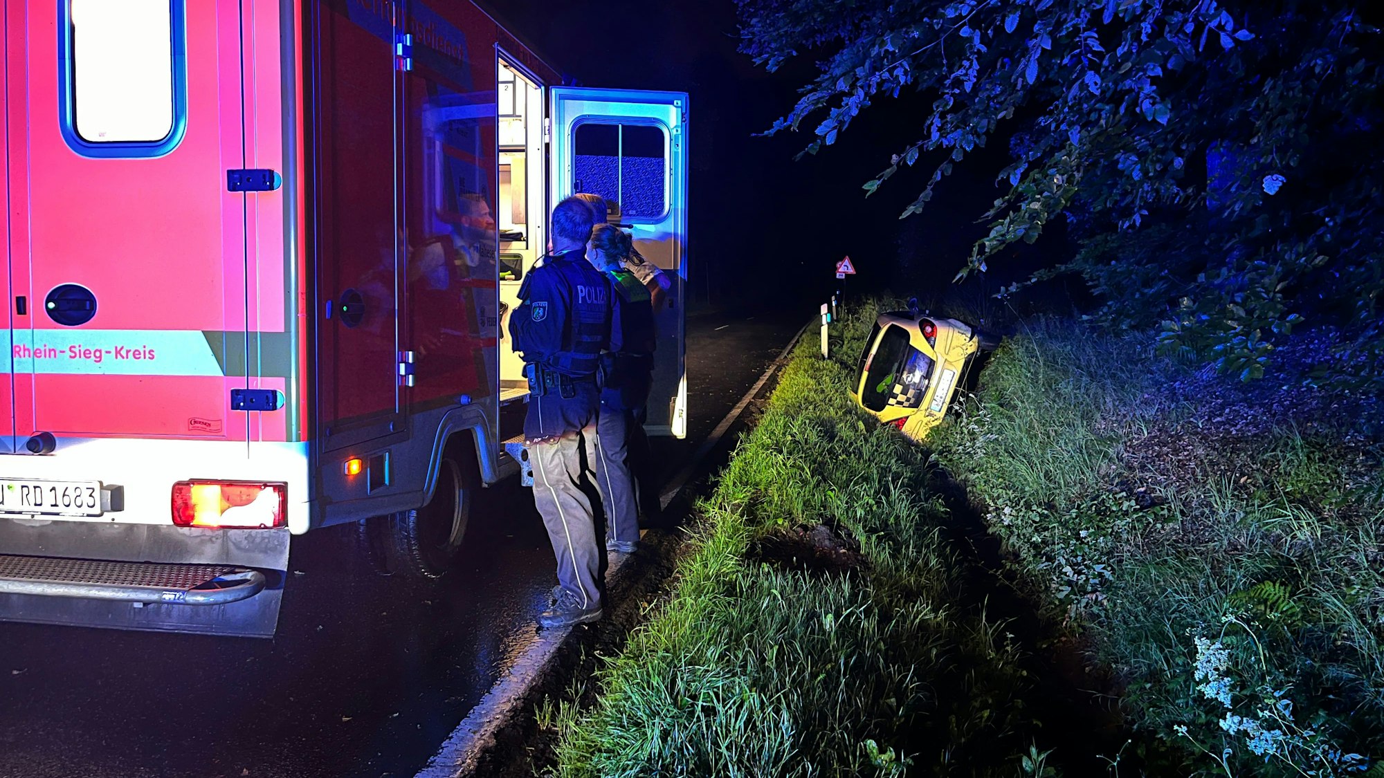 Der Autofahrer wurde im Rettungswagen versorgt.
