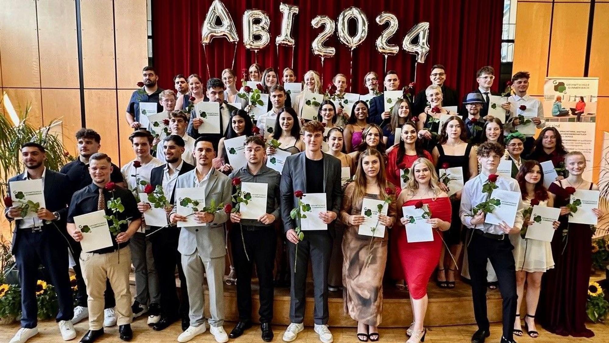 Gruppenfoto der Abiturienten 2024 der Gesamtschule Gummersbach.