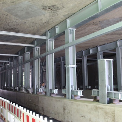 Stahlgerüste unter der A4-Brücke in Overath-Untereschbach.