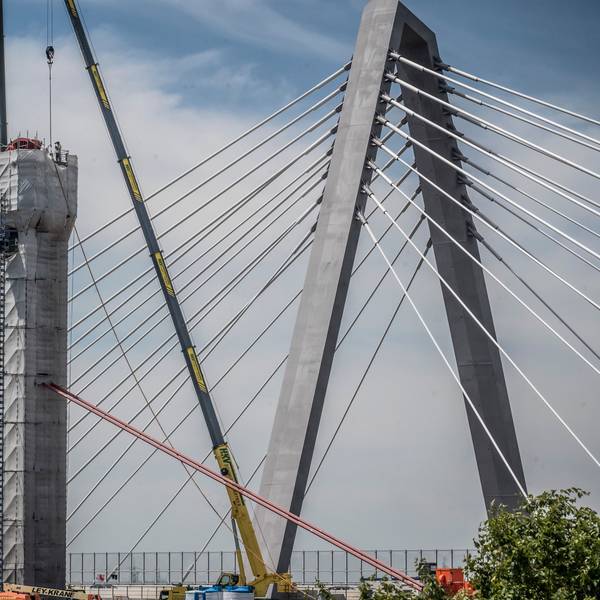 Die ersten Tragseile an der alten Leverkusener Brücke sind entfernt worden.