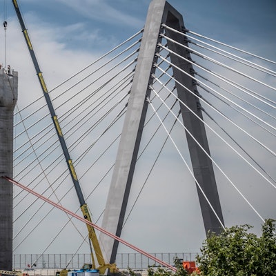 Die ersten Tragseile an der alten Leverkusener Brücke sind entfernt worden.