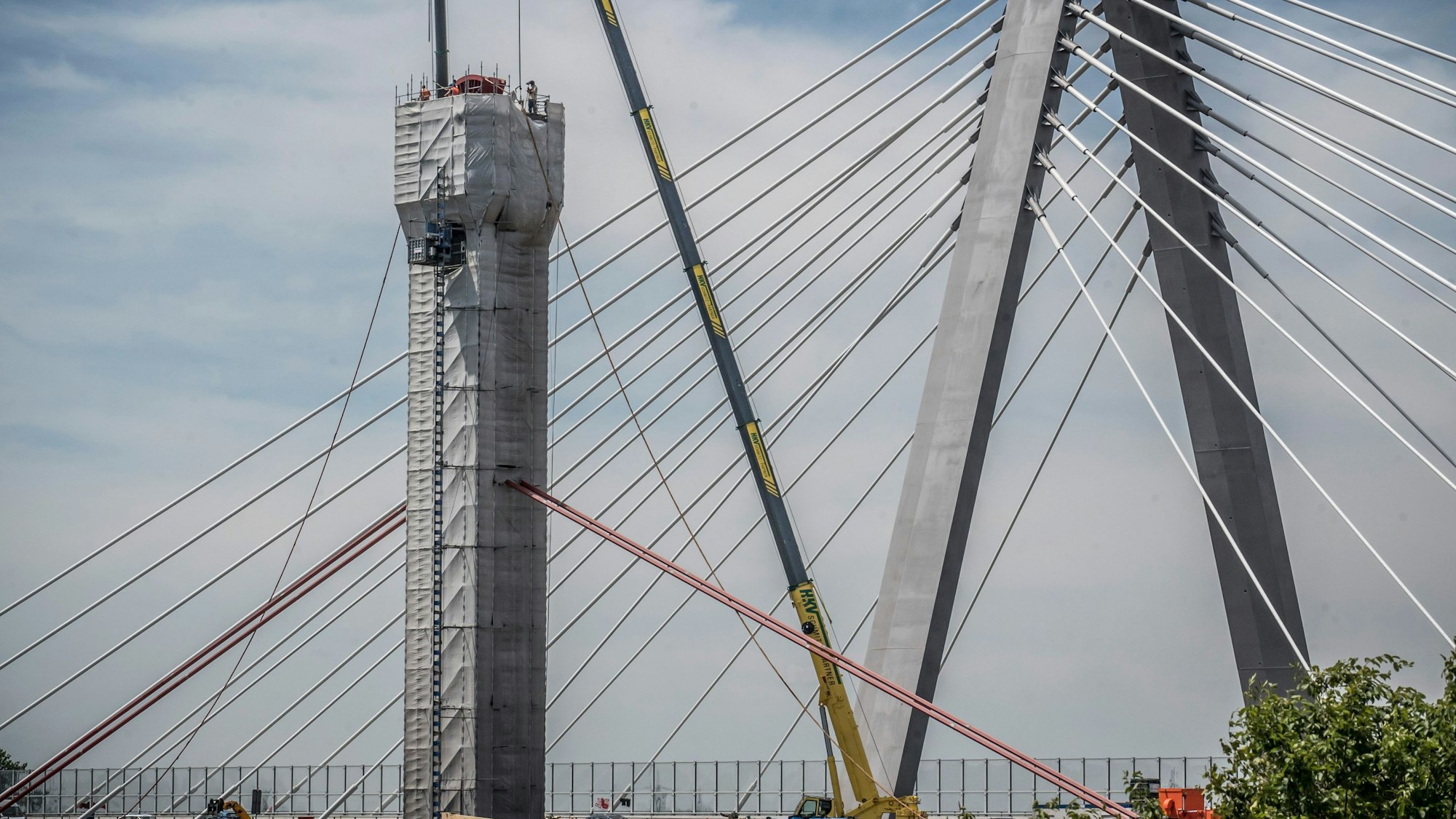 Die ersten Tragseile an der alten Leverkusener Brücke sind entfernt worden.