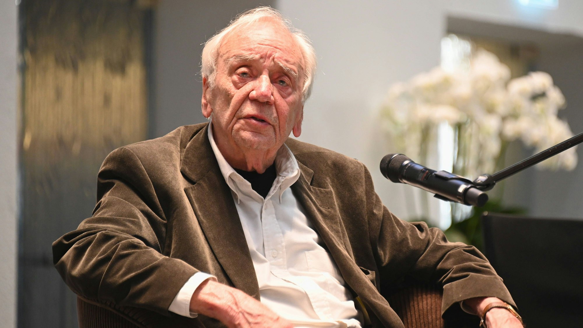 Der Schriftsteller Jürgen Becker beim Empfang im Kölner Rathaus anlässlich seines 90. Geburtstags