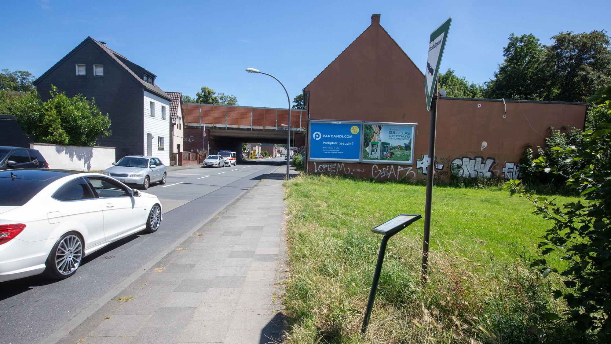 Ein Gehweg trennt die Hundefreilauffläche von der Waldstraße in Porz-Urbach.