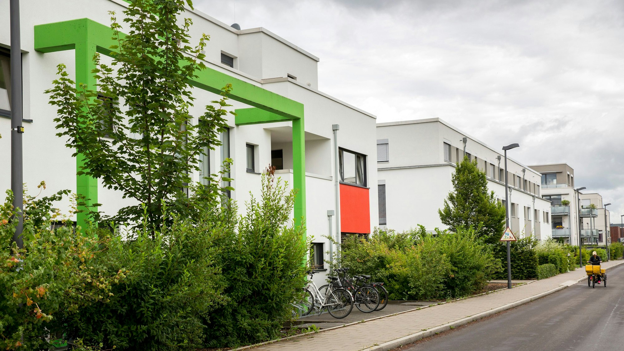 06.07.2021, Köln: Das neue Wohngebiet in Köln-Widdersdorf gilt als größtes Neubaugebiet Deutschlands.
Es steht wegen seiner zahlreichen Einfamilienhäuser und dem damit verbundenen hohen Flächenbedarf in der Kritik.
copyright by Michael Bause