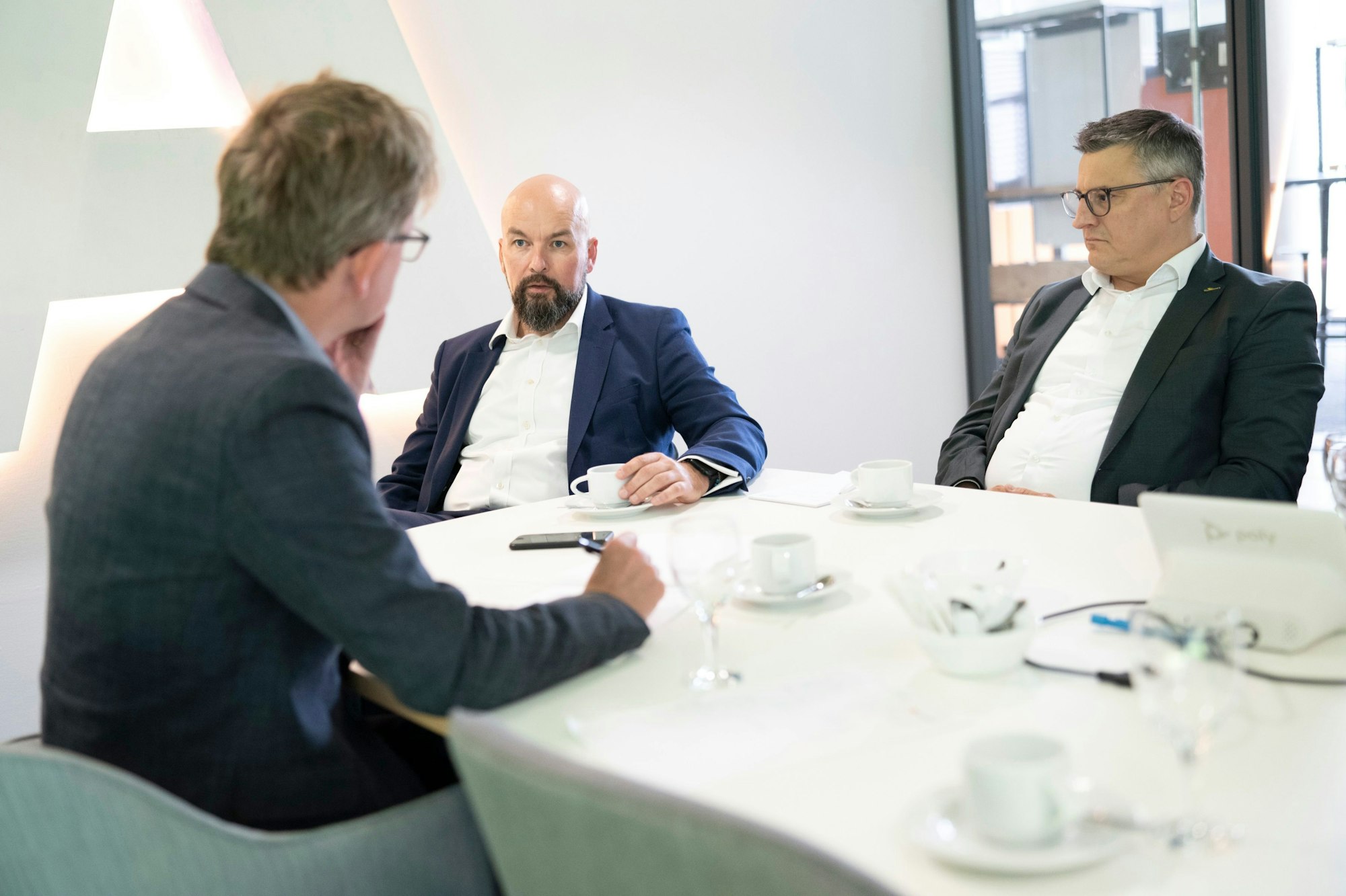 Flughafenchef Thilo Schmidt (M.) im Interview mit Wirtschaftsressortleiter Thorsten Breitkopf (l.) und Flughafensprecher Alexander Weise