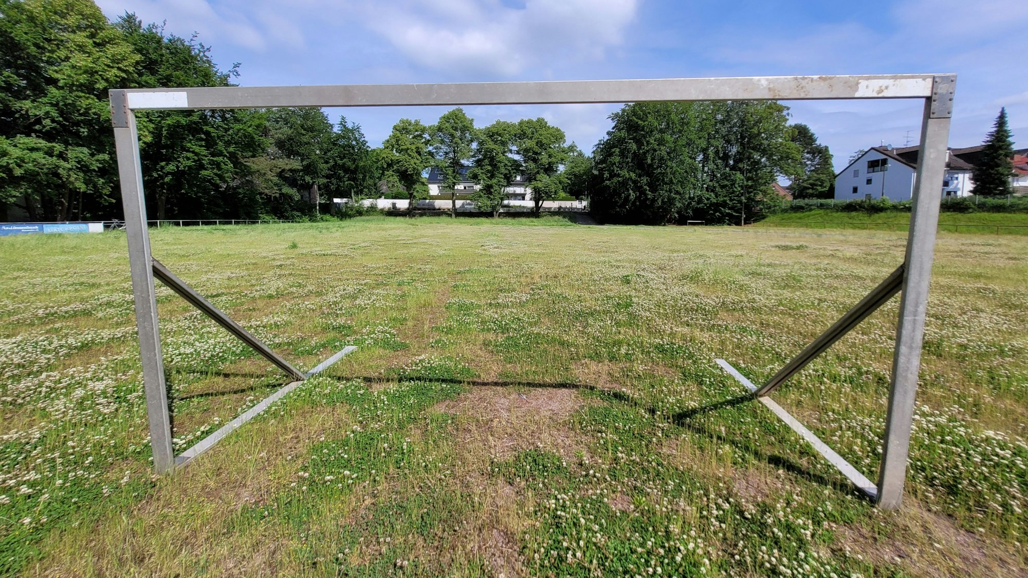 Ein Tor ohne Netz steht auf einem ehemaligen Aschenplatz.