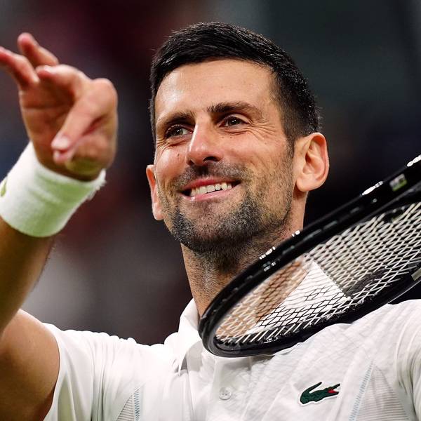 Novak Djokovic tut so, als würde er Geige spielen, nachdem er den Dänen Rune geschlagen hat.