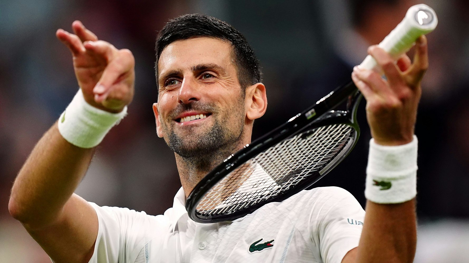 Novak Djokovic tut so, als würde er Geige spielen, nachdem er den Dänen Rune geschlagen hat.