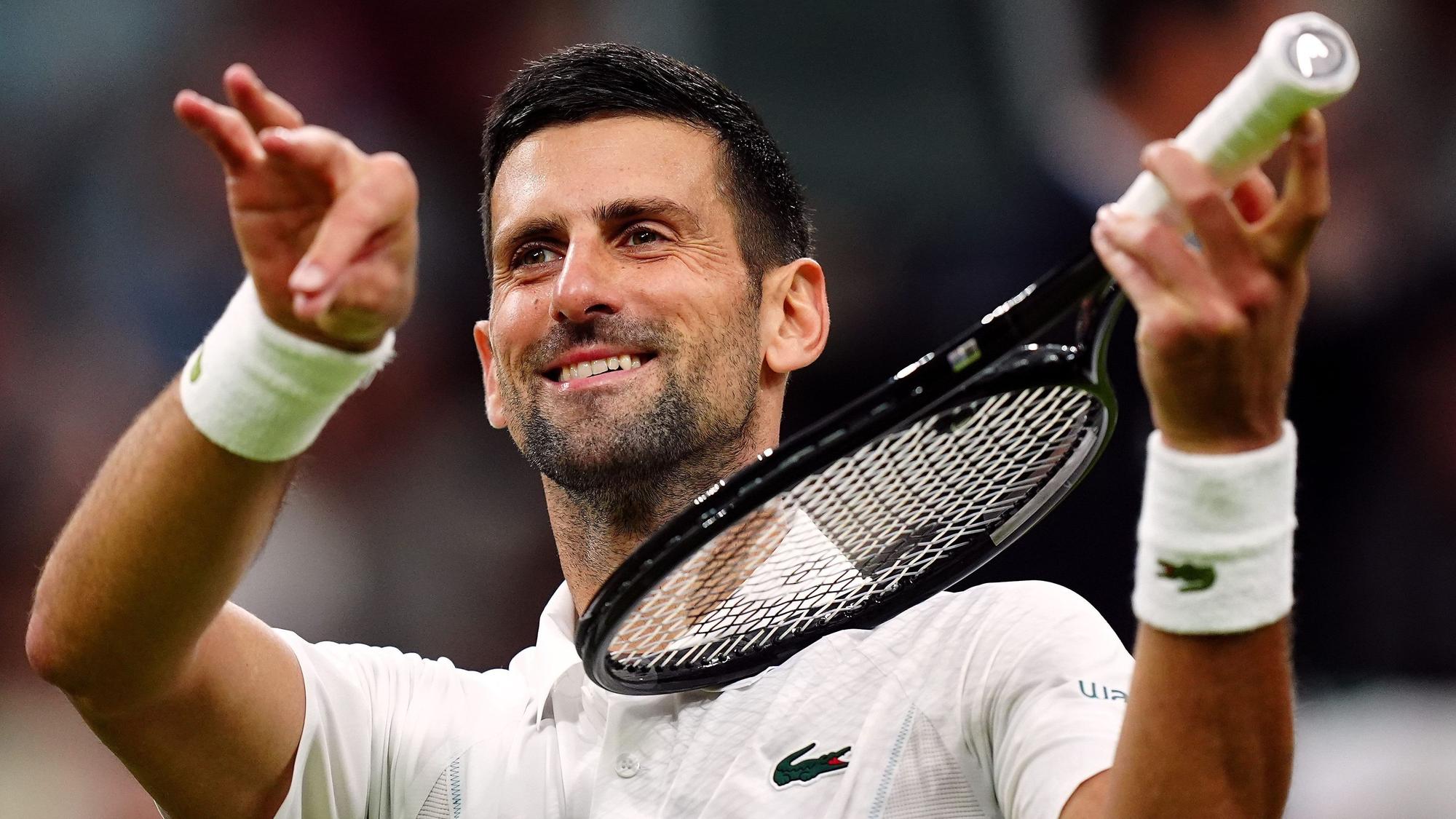 Novak Djokovic tut so, als würde er Geige spielen, nachdem er den Dänen Rune geschlagen hat.
